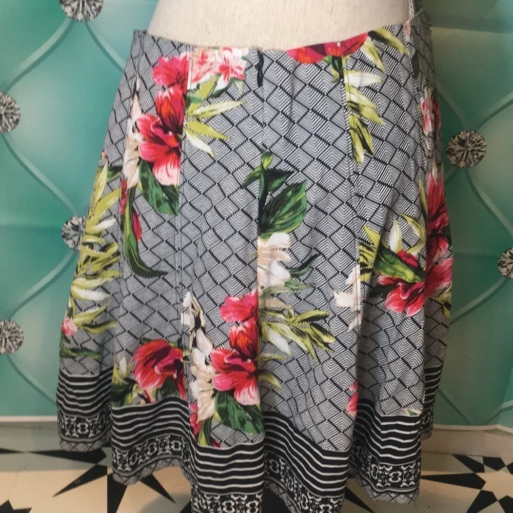 White House Black Market Skirt Sz 2